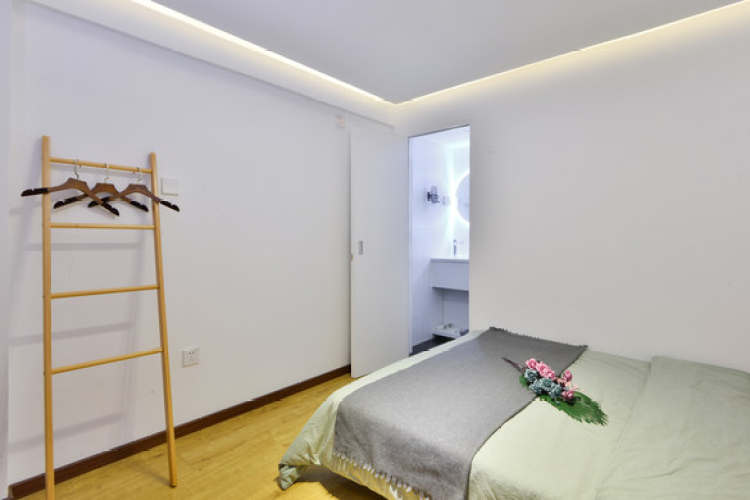 自在場(chǎng)頭白塔寺院