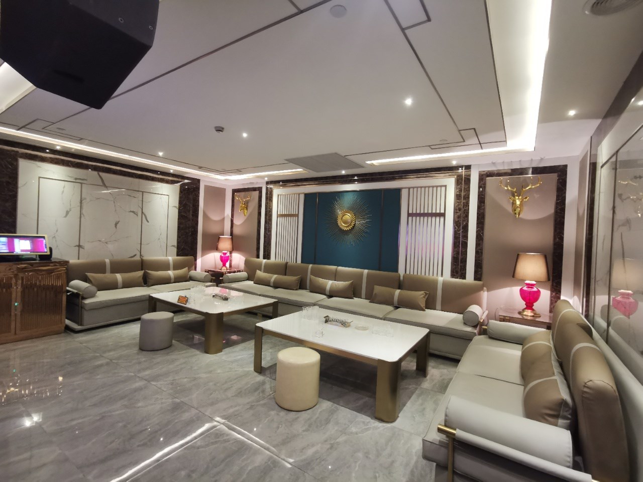 宜春愛(ài)尚KTV在線(xiàn)預(yù)訂送酒優(yōu)惠夜總會(huì)KTV