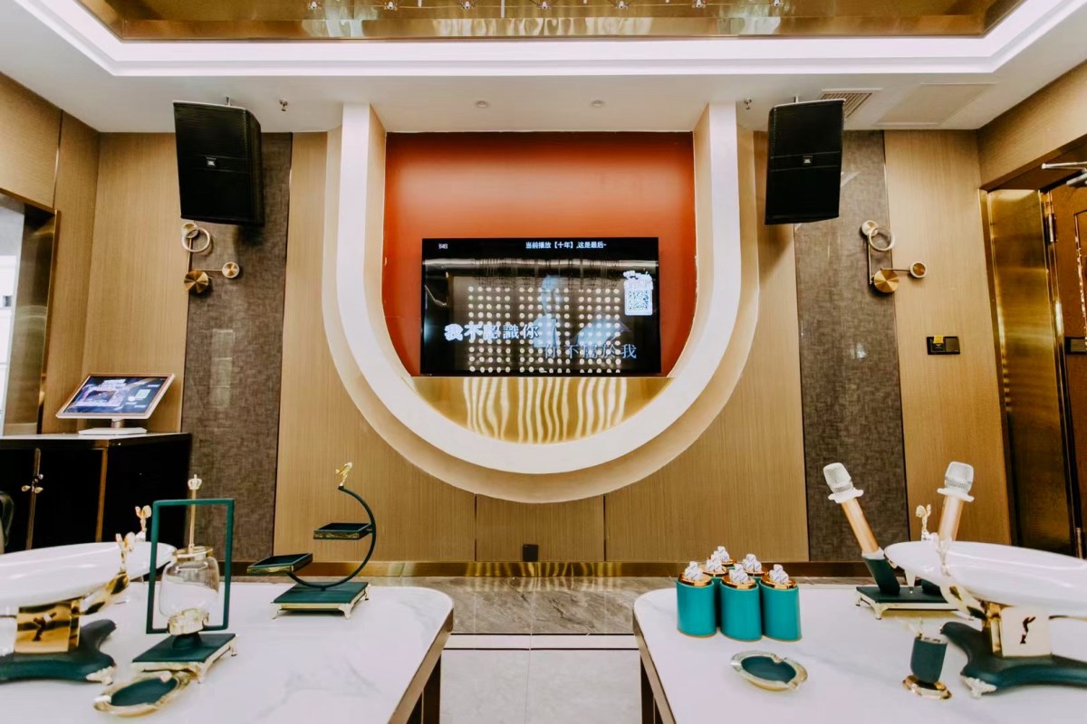 連云港嘉年華商務(wù)夜總會(huì)KTV